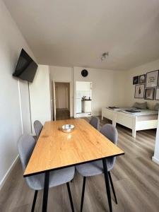 a dining room with a table and chairs and a bed at Schickes 2 Zimmer Appartment im Herzen von Osnabrück in Osnabrück