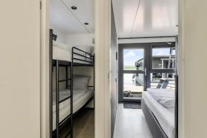 Ένα ή περισσότερα κρεβάτια σε δωμάτιο στο Houseboats Mookerplas met dakterras