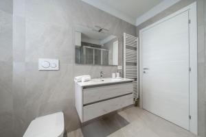 Bilik mandi di Le finestre sul Lago - Lake Como Front - Free Parking and AC +43 gambar