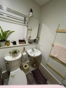 une salle de bain avec des toilettes blanches et un lavabo dans l'établissement Balinest Studio Tagaytay, à Tagaytay