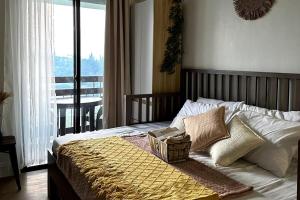 une chambre avec un lit avec vue sur un balcon dans l'établissement Balinest Studio Tagaytay, à Tagaytay
