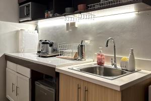 une cuisine avec un évier et un plan de travail dans l'établissement Balinest Studio Tagaytay, à Tagaytay