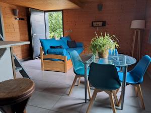 un salon avec une table, des chaises et un canapé dans l'établissement Gîte Les Balcons des usses, à Frangy 7 autres photos