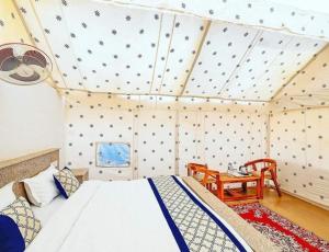 Ένα ή περισσότερα κρεβάτια σε δωμάτιο στο Holiday Heritage Desert Camp And Resort +25 φωτογραφίες