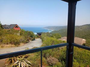 aus einem Haus mit Blick auf eine Straße und das Meer in der Unterkunft Wilderness Views - Clermont Cottage in Wilderness