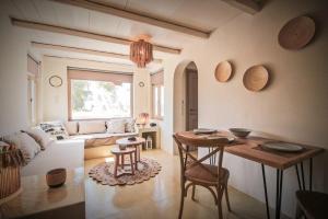 Gallery image of 4Twaves beach house - BeachFront in Agios Ioannis in Agios Ioannis Tinos