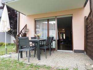 a patio with a table and chairs in front of a house at Ferienwohnung Obersulm in Obersulm