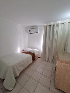 ein kleines Schlafzimmer mit einem Bett und einem Fenster in der Unterkunft Valle Alegre in El Valle del Espíritu Santo