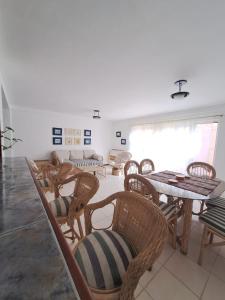 ein Esszimmer mit Korbstühlen und einem Tisch in der Unterkunft Valle Alegre in El Valle del Espíritu Santo