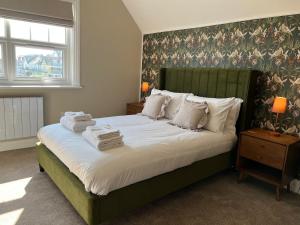 Postel nebo postele na pokoji v ubytování The Kings View 4 bed exec apartment + 67 fotografií