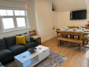 TV a/nebo společenská místnost v ubytování The Kings View 4 bed exec apartment