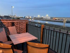 Balkón nebo terasa v ubytování The Kings View 4 bed exec apartment