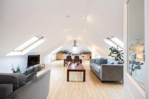 マンチェスターにあるWithington Apartmentsのソファとテーブルのあるリビングルーム