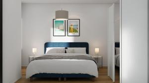 1 dormitorio con 1 cama azul y 2 cuadros en la pared en The R Apartment Farnsberg, en Basilea