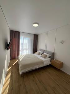 Postel nebo postele na pokoji v ubytování Видові апартаменти з видом на Дніпро та басейн