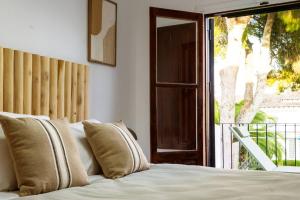 Un dormitorio con una cama y una puerta corrediza de vidrio. en Apartamento Pink Summertime, en Los Altos 42 fotos más