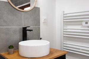 a bathroom with a white sink and a mirror at L'impasse - Maison avec jardin proche du centre in Rouen +40 photos