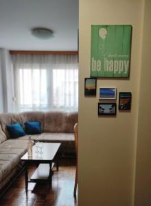 バニャ・ルカにあるSunny Banja Lukaのソファとテーブルのあるリビングルーム