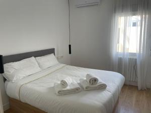 Postel nebo postele na pokoji v ubytování Piso Amplio cerca Plaza de España 2 hab 2 baños + 2 fotografie