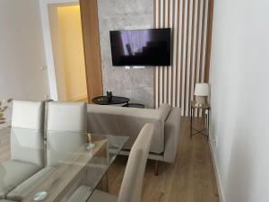 TV a/nebo společenská místnost v ubytování Piso Amplio cerca Plaza de España 2 hab 2 baños