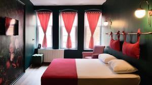 伊斯坦布尔Casa Rosa Suites的一间卧室配有一张带红白毯子的床