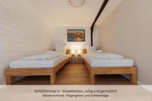 a room with two beds in a room with at CASA BENJI - Familienfreundliche FeWo - Landhausstil - Garten - Parkplatz in Pirna