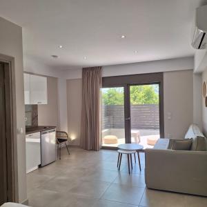 Khu vực ghế ngồi tại Kipos Suites Nidri Lefkada