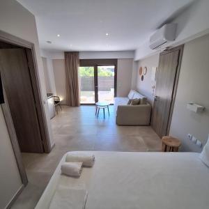 Giường trong phòng chung tại Kipos Suites Nidri Lefkada