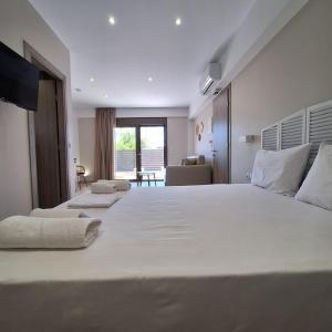 Giường trong phòng chung tại Kipos Suites Nidri Lefkada