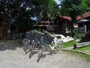 uma fila de bicicletas estacionadas em frente a um edifício em The Old Palace Resort Klong Sa Bua em Phra Nakhon Si Ayutthaya