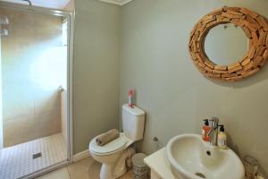 une salle de bain avec toilettes, lavabo et miroir dans l'établissement Break-A-Way, Langebaan, 4-sleeper, à Langebaanweg