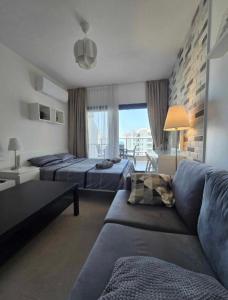 una sala de estar con dos camas y un sofá en Cesar Resort Didius, en Trikomo