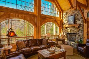 Χώρος καθιστικού στο Luxury Riverfront Lodge - Sleeps 12, VIEWS, Fireplaces, Dogs OK