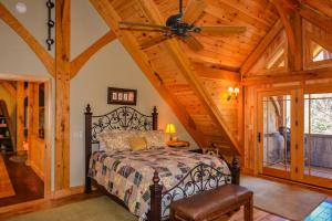 Ένα ή περισσότερα κρεβάτια σε δωμάτιο στο Luxury Riverfront Lodge - Sleeps 12, VIEWS, Fireplaces, Dogs OK