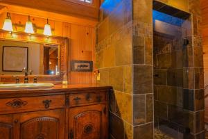 Ένα μπάνιο στο Luxury Riverfront Lodge - Sleeps 12, VIEWS, Fireplaces, Dogs OK +48 φωτογραφίες