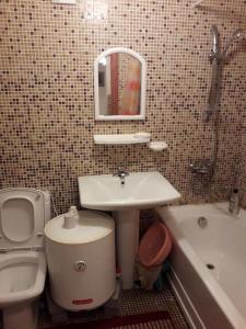 a bathroom with a toilet and a sink and a tub at 1 комнатная квартира на Иссык Куле пансионата Радуга in Chon-Sary-Oy +2 photos