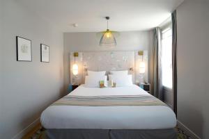 Ένα ή περισσότερα κρεβάτια σε δωμάτιο στο Hotel Litteraire Marcel Ayme, BW Premier Collection