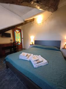 una camera da letto con un letto con asciugamani sopra di Kintsugi Loft a Torino