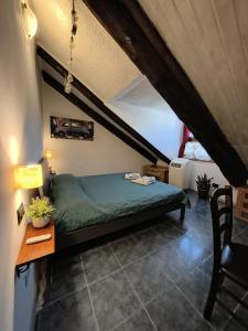 una camera da letto con letto verde in mansarda di Kintsugi Loft a Torino