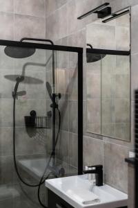 Ένα μπάνιο στο Modern Apartment with Balcony & FREE GARAGE Poznan by Noclegi Renters