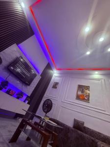 an overhead view of a room with a table and lights at Bon séjour in Bouaké