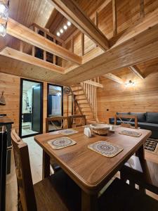 (( Gergeti ))Gergeti Twins - Cottages的小屋内带木桌的用餐室