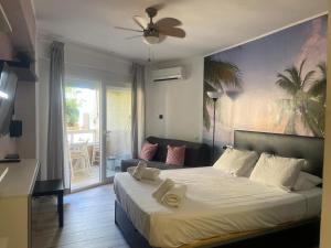a bedroom with a bed and a living room at Estudio Benalmádena Costa in Benalmadena Costa