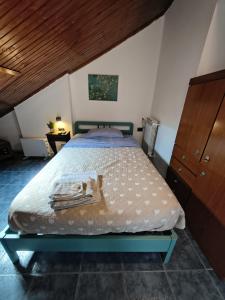 una camera da letto con un letto con soffitto in legno di Kintsugi Loft a Torino Altre 19 foto