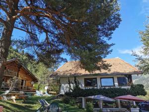 レ・コンタミンヌ・モンジョワにあるラ ジェリノットゥの木とテーブルと椅子のある家 +11枚の写真