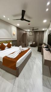 a bedroom with a large bed and a living room at Bawa Hotel in Jāmb
