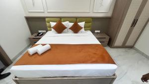 a bedroom with a large bed with white sheets and pillows at Bawa Hotel in Jāmb