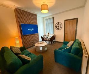 Μια τηλεόραση ή/και κέντρο ψυχαγωγίας στο Monks Place - 4 Bed 2 Bathroom Newly Refurbished