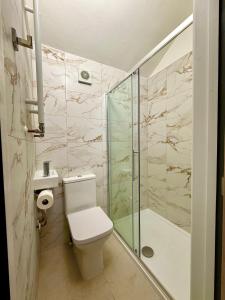 Ένα μπάνιο στο Monks Place - 4 Bed 2 Bathroom Newly Refurbished +6 φωτογραφίες