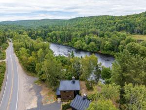 una vista aérea de una casa junto a un río en Spa et River - Le Grand-Pic, en Saint-Alexis-des-Monts